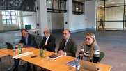 Eine noch leere Halle sucht ihren Content: Mathias Müller von Blumencron (l.), Andreas Schaffner, Pietro Supino, Ursula Nötzli beim ergänzenden Mediengespräch zu den Zahlen der TX Group im zukünftigen Newsroom der Tamedia...         (Bild: Klein Report)