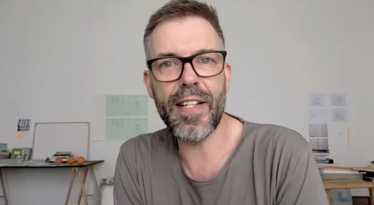 Hinrich Sachs Werk «visualisiert und thematisiert seit vielen Jahren die Bedeutung von Sprachen», so ProLitteris... (© Bild: Hinrich Sachs/Vimeo)