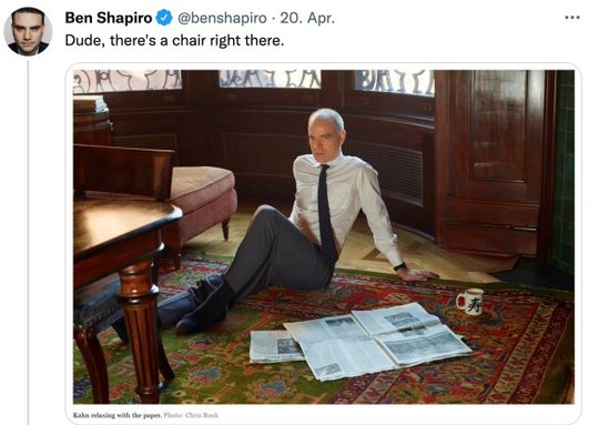   Joe Kahn als Posterboy neben Zeitung, Billig-China-Tasse, Anzug. Ein Tweet fragte: Uuups, ist da einer vom Stuhl gefallen? Hat er sich verletzt? Ben Shapiro twitterte: Dude, there is a chair right there.          
