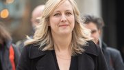 Vorsorgliche Drohung: die britische Journalistin Carole Cadwalladr vor einer Anhörung im Verleumdungsprozess…          (Bild: RSF)