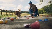 Der Osterhase hatte gar Pech, ihm wird aber geholfen beim Eier-Verstecken... (Bild Migros/zVg)