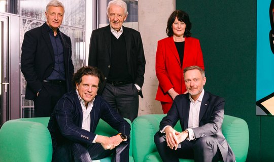 Zum Aufsichtsrat gehören unter anderem Jerry Buhlmann, Peter Haller, Anke Schäferkordt (oben, v.l.) sowie Florian Haller und Christian Lindner (unten)... (Bild: zVg)