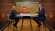 TeleZüri-Chefredaktor Oliver Steffen diskutiert mit Michèle Binswanger über ihr umstrittenes Buch «Die Zuger Landammann-Affäre». (Bild Screenshot Telezüri)