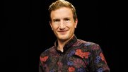 Beisst nicht: Stefan Büsser, der Gastgeber von «Late Night Switzerland»... (Bild: SRF)