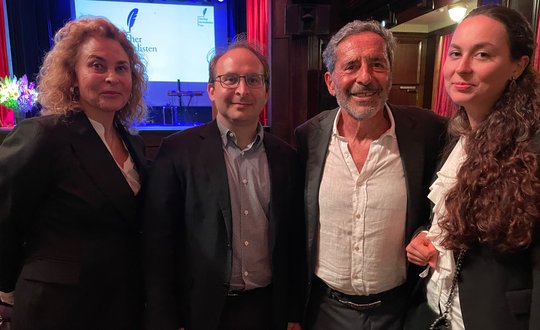 Roger Schawinski mit Ehefrau Gabriella Sontheim (l.), Sohn Kevin und Tochter Lea...       (© Klein Report/André Häfliger)