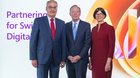 Bundesrat Guy Parmelin, Brad Smith, Vice Chair und President von Microsoft (Mitte), und Catrin Hinkel, CEO von Microsoft Schweiz... (Bild: Microsoft Schweiz/zVg)