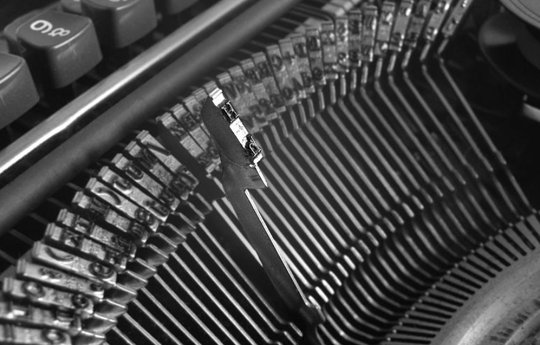 Die Mechanisierung des Schreibens ist seit über 150 Jahren am Werk. Jetzt folgt die Roboterisierung des Denkens. (Bild Wikipedia)