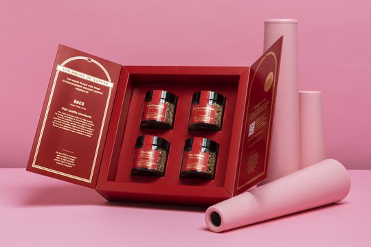 Realisiert wurde eine exklusive Musterbox in Rot und Gold mit vier neu entwickelten Instant-Kaffee-Sorten, eine Landingpage und ein Imagefilm...       (Bild: zVg)
