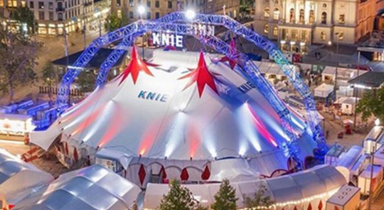 Die Verkehrsbetriebe Zürich verlosen Tickets für die Abendvorstellung des Zirkus Knie am 15. Mai. Fast gleichzeitig findet im Letzigrund ein Fussballspiel statt...          (Bild:© knie.ch)