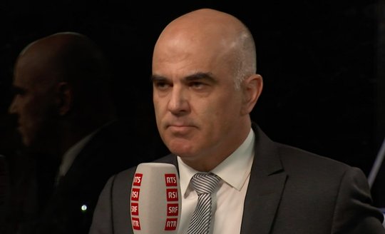 Alain Bersets ehemaliger Kommunikationschef ist immer noch unter Druck, obwohl nun auch das Finanzdepartement die Masse der herausgegebenen Emails moniert. (Bild Screenshot SRF)