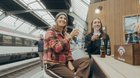 SRF-«Tschugger»-Schauspielerin Annalena Miano (r.) schenkt Bier aus am Zürcher Hauptbahnhof... (Bild: zVg)