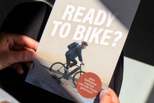 Die Kampagne soll Velo- und E-Bike-Fahrenden Lust machen, ihr Wissen zu testen... (Bild: zVg)