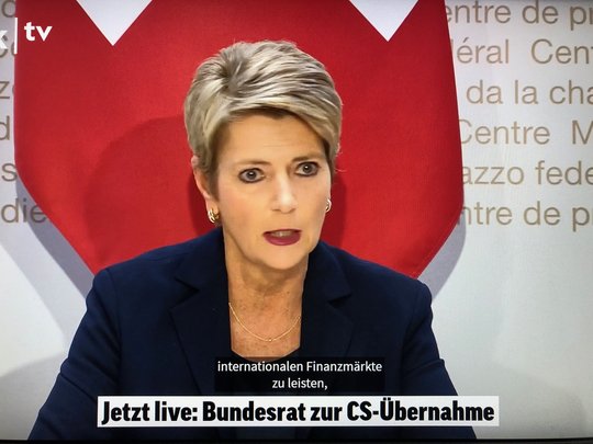Die Finanzministerin Karin Keller-Sutter an der Medienkonferenz in Bern. Diese dauerte eine Stunde und 37 Minuten...        (Screenshot Livestream)