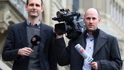 Radio-Korrespondent Nico Bär und Redaktionsleiter und TV-Korrespondent Matthias Steimer vor dem Bundeshaus...