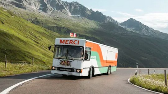 Der historische Verkaufswagen machte in 100 Gemeinden Halt... (Bild: © Migros / zVg)