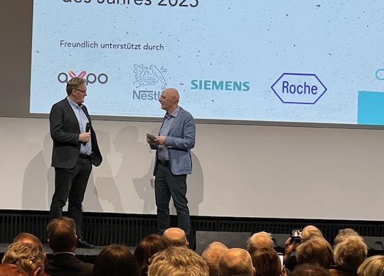 «Journalist des Jahres» Christof Franzen (l.) im Gespräch mit Chefredaktor Marcus Hebein vom Branchenmagazin «Schweizer Journalist:in»...   (Bild: Klein Report)