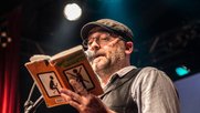 Im Scheinwerferlicht statt im Nebel: Ralph Weibel hat jetzt wieder mehr Zeit für seine Bücher und als Poetry Slammer auf den Kabarettbühnen…        (Bild: Webseite Ralph Weibel)