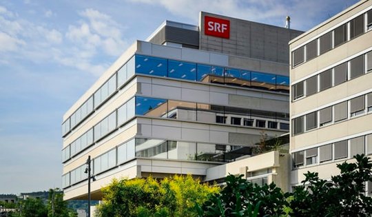 Die meisten befragten SRF-Mitarbeitenden fühlen sich bei «SRF 2024» nicht genügend eingebunden. Die Strategie würde zu wenig vorgelebt im Unternehmen, sagen sie. (Bild © SRF)