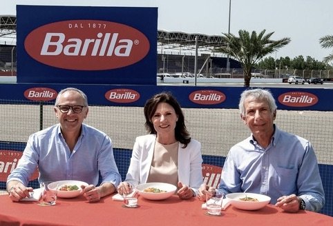 CEO der Formel 1, Stefano Domenicali (l.), mit Ilaria Lodigiani, Chief Category und Marketing Officer Barilla Group, und Paolo Barilla, Vize-Präsidenten der Barilla Group... (Bild: Barilla/zVg)
