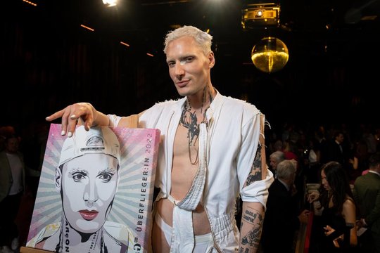 Yannik Zamboni erobert als «Überflieger des Jahres» mit seinem Label «Maison Blanche» aktuell die Laufstege...                     (Bild: SRF)