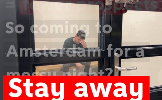Amsterdam versucht mit einer Onlinekampagne gegen Party-Tourismus vorzugehen. Ein Film zeigt, wie man im Gefängnis landen kann…         (Screenshot Video)       