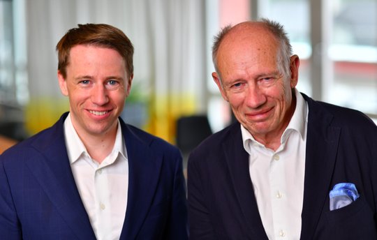 Vor 20 Jahren gründete Urs Schneider seine Mediaagentur, im Januar übergibt er die Führung an Sohn Moritz Schneider. (Bild zVg)