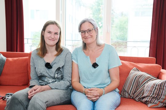 Janine (l.) mit Begleiterin Andrea. Ihr Podcast bringt zum Ausdruck, wie wichtig es ist, dass sich Menschen mit und ohne Behinderung auf Augenhöhe begegnen...    (Bild: Pro Infirmis) 