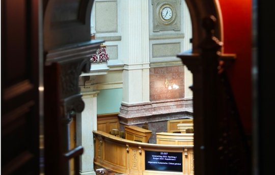 In der Abstimmungsdebatte ums Medienpaket 2022 hatte die SRG bereits akzeptiert, dass ihr Anteil leicht sinken wird...      (Bild parlament.ch)