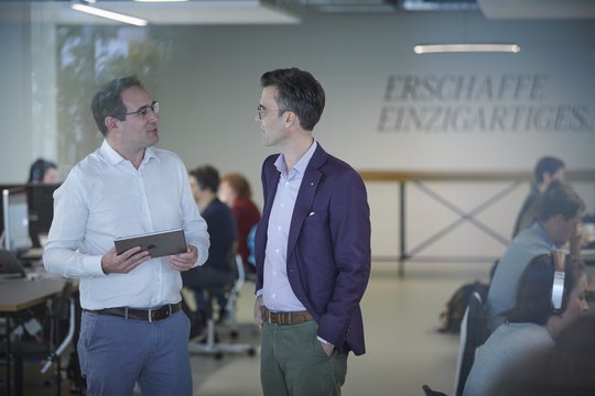 Marc Cadalbert (l.) übernimmt, nachdem er den Betrieb seit 2016 gemeinsam mit Haempa Maissen geführt hat…         (Bild: zVg)