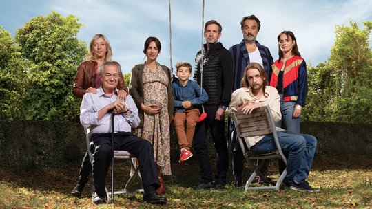Carlos Leal (hinten rechts) spielt in der Schweizer Serie «Das pralle Leben» den besten Freund einer Familie. Dieser ist Musiker und steckt in einer Schaffenskrise…          (Bild: SRF)