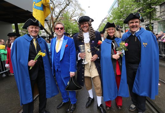 Gäste der Zunft zur Saffran: Skistar Bernhard Russi, St. Moritz Gemeindepräsident Christian Jott Jenny, Zunftmeister Christoph Binkert, Theater-Chefs Hanna Scheuring (Bernhard Theater), und Daniel Rohr (Rigiblick)... (Bild: © Klein Report, André Häfliger)