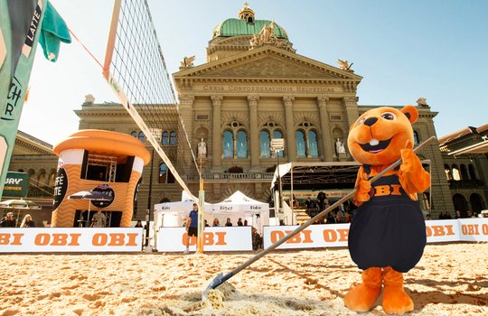 Der OBI-Biber präpariert die Sand-Arena für die neue Saison... (Bild: zVg)