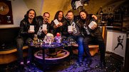 In der Rockerkneipe Johnny Lions Cave in Trübbach erfahren Megawatt gerade per Live-Stream, dass sie gewonnen haben…