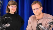 Wie im Radiostudio: «Apropos» wird moderiert von Mirja Gabathuler, Verantwortliche Podcasts, und Philipp Loser, Tamedia-Inlandredaktor und Kolumnist beim «Magazin». (Bild zVg)