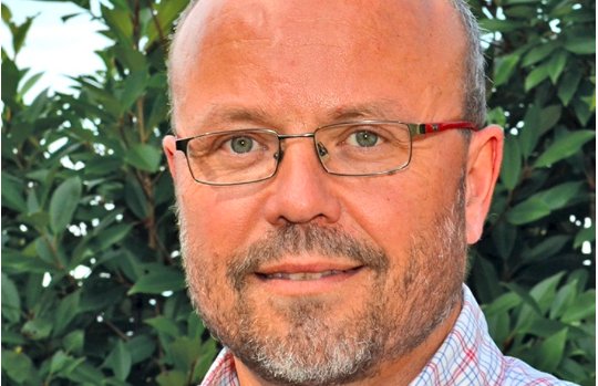 Der bisheriger Herausgeber Andreas Nievergelt übergibt sein «Baby» an Yvonne Russi von der Glattfelder Firma Mondstaub... (Bild: www.sb8180.ch)