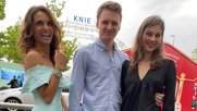 Bloggerin Beatrice Lessi mit den Flüchtlingen aus der Ukraine Polina Tykhaya und Mykyta Yatsenko, die bei ihr zu Gast sind...     (Bild: © Klein Report, André Häfliger)