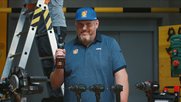 Seine Majestät der Schwingerkönig Christian Stucki testet einen Bohrer... (Bild: zVg)