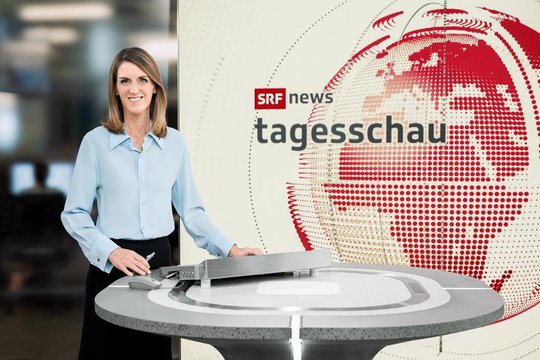 Penelope Kühnis moderiert die «Tagesschau» am Mittag sowie um 18 Uhr aus dem neuen Newsroom…     (Bild: SRF)