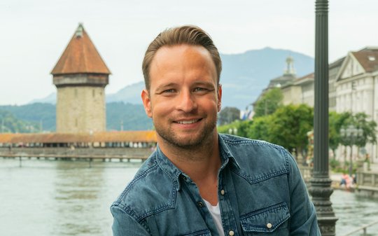 Der neue Anchorman: Seine ersten Radioerfahrungen sammelte Maik Wisler 2004 als Praktikant von Roman Kilchsperger bei Energy Zürich. (Bild © Radio Energy)