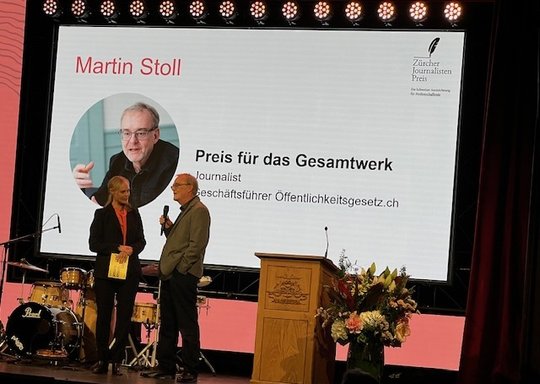 Nicola Steiner im Gespräch mit Martin Stoll, der für sein jahrzehntelanges, prägendes Wirken im Schweizer Investigativjournalismus ausgezeichnet wird…   (Bild: ©  Klein Report)