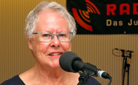 Annemarie Koch geht nicht ganz: Beratend steht die 75-Jährige den Radio-Youngsters weiterhin zur Seite. (Bild © Roland Schmied)