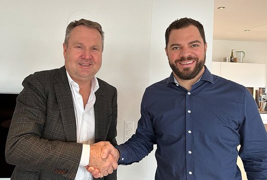 Andreas Messerli (l.) und Marc Hofstetter nach der Vertragsunterzeichnung…      (Bild: zVg)