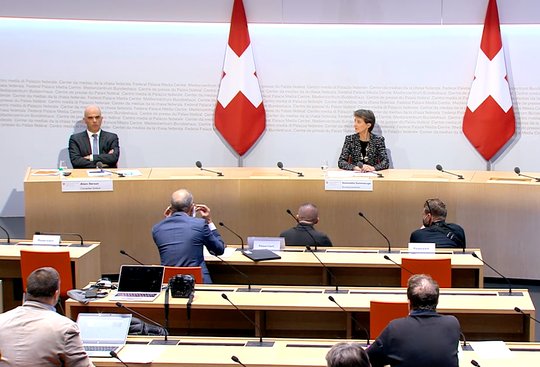 «Bei der heutigen Pressekonferenz gehen unsere Bundesräte mit gutem Beispiel voran und tragen unsichtbare Masken», kommentierte ein Mediziner auf Twitter...