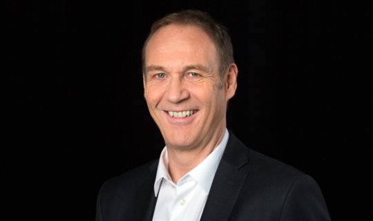Von 2008 bis 2015 war der Einsatz der versteckten Kamera in der Schweiz quasi verboten: Ceppi hat ein Buch darüber geschrieben... (Bild © Raphael Hünerfauth / RTS)