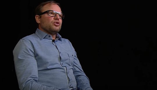 «Für Politik und Medien werden Kriege erst dann zu einem Thema, wenn Flüchtlinge vor unserer Haustüre stehen.» (Bild: Youtube/SRF)