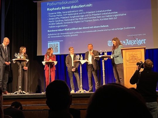 Auswärtsspiel für Matter am Abstimmungspodium im Kaufleuten am 17. Februar: Martin Candinas, Amélie Galladé, Susanne Wille, Jonas Lüthy, Thomas Matter und Moderatorin Raphaela Birrer... (v.l. Bild: © Klein Report)