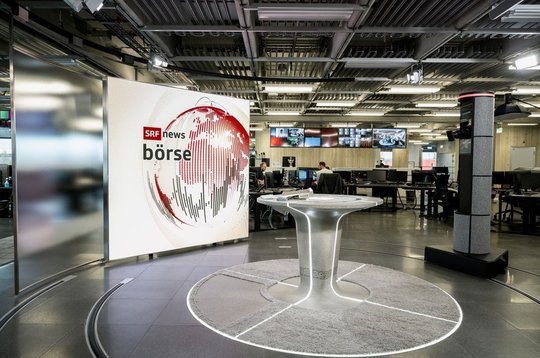 Das neue Moderations-Studio von «SRF Börse» im Herzen des Newsroom...            (Bild: SRF)