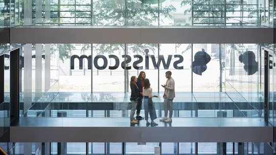 Vor allem wegen der Übernahme von Vodafone Italia konnte die Swisscom-Gruppe ihren Umsatz um 37 % steigern. Deshalb sieht die Gewerkschaft Syndicom die Erhöhung der Dividende kritisch…   (Bild: Swisscom/zVg)