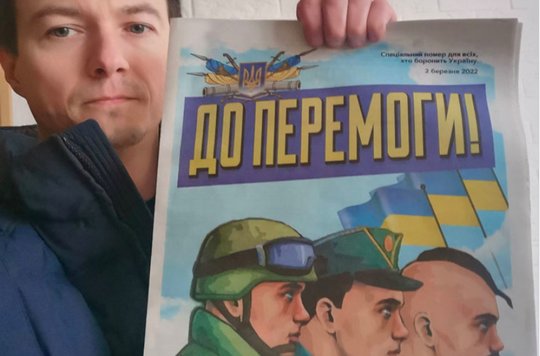 Der ukrainische Verleger Oleg Horobets mit einer gedruckten Sonderausgabe seiner Zeitung «20 Khvilin» – Überschrift: «Zum Sieg». (Bild © INMA)
