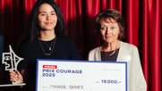 Die vor den Taliban geflohene Mahbube Ibrahimi erhält den Prix Courage von Jurypräsidentin Eveline Widmer-Schlumpf... (Bild: zVg)